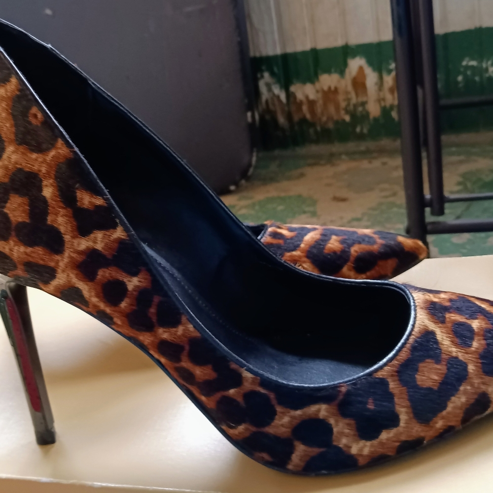 6 PAIR 100$ SHOE BUNDLE